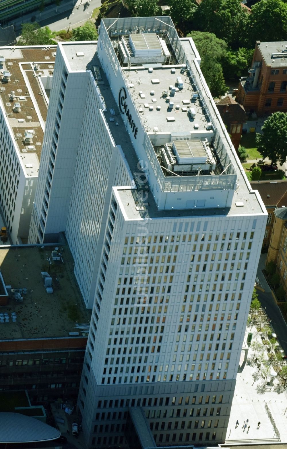 Luftbild Berlin - Hochhaus des Bettenturmes im Universitätsklinikum Campus Charite Mitte ( CCM ) im Ortsteil Mitte in Berlin