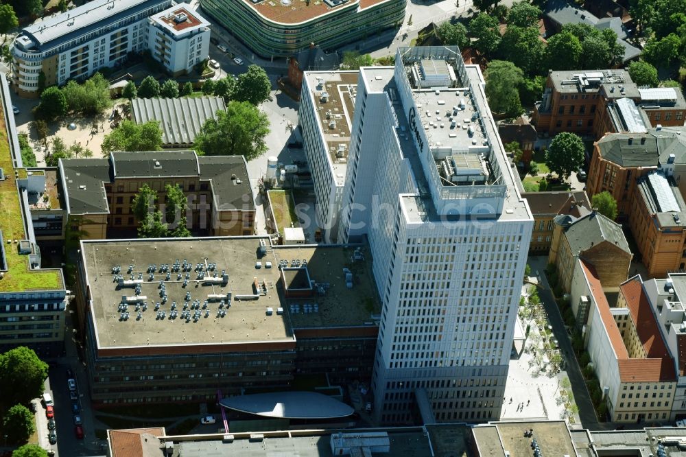 Luftaufnahme Berlin - Hochhaus des Bettenturmes im Universitätsklinikum Campus Charite Mitte ( CCM ) im Ortsteil Mitte in Berlin