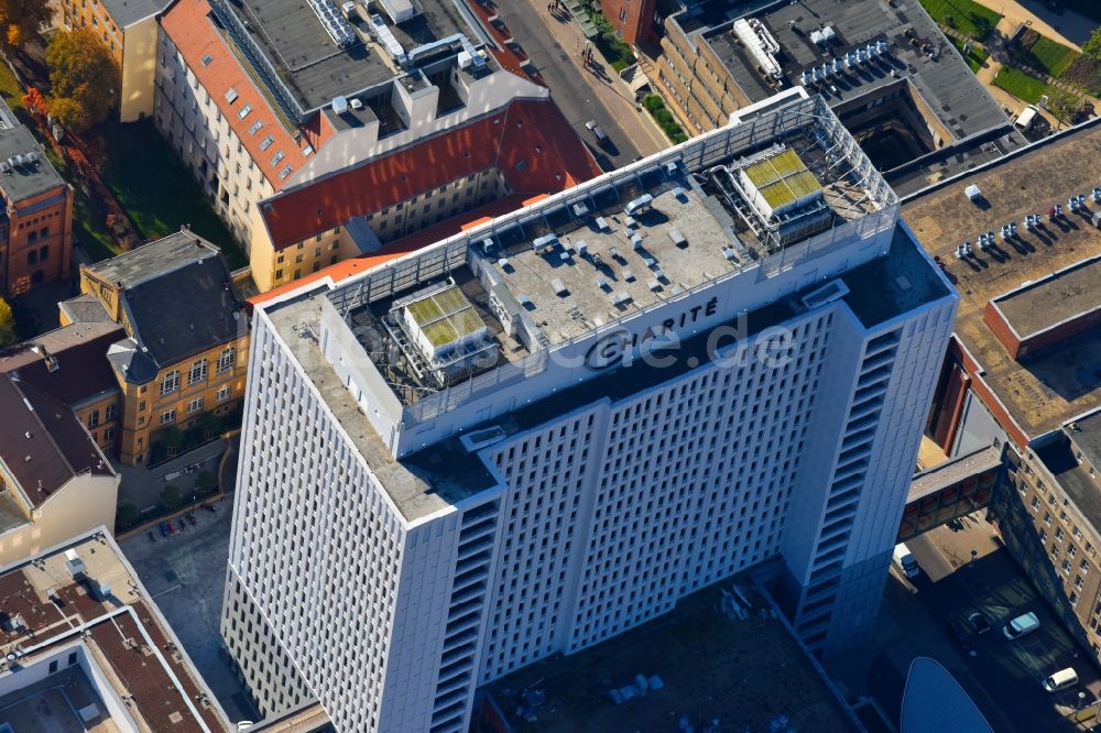 Berlin aus der Vogelperspektive: Hochhaus des Bettenturmes im Universitätsklinikum Campus Charite Mitte ( CCM ) im Ortsteil Mitte in Berlin