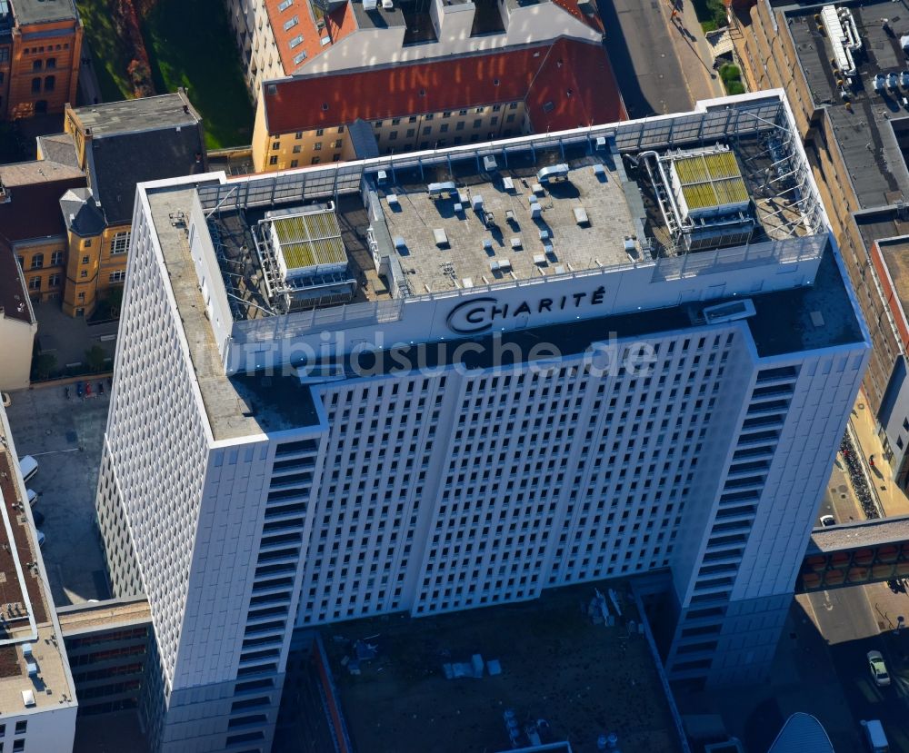 Luftbild Berlin - Hochhaus des Bettenturmes im Universitätsklinikum Campus Charite Mitte ( CCM ) im Ortsteil Mitte in Berlin