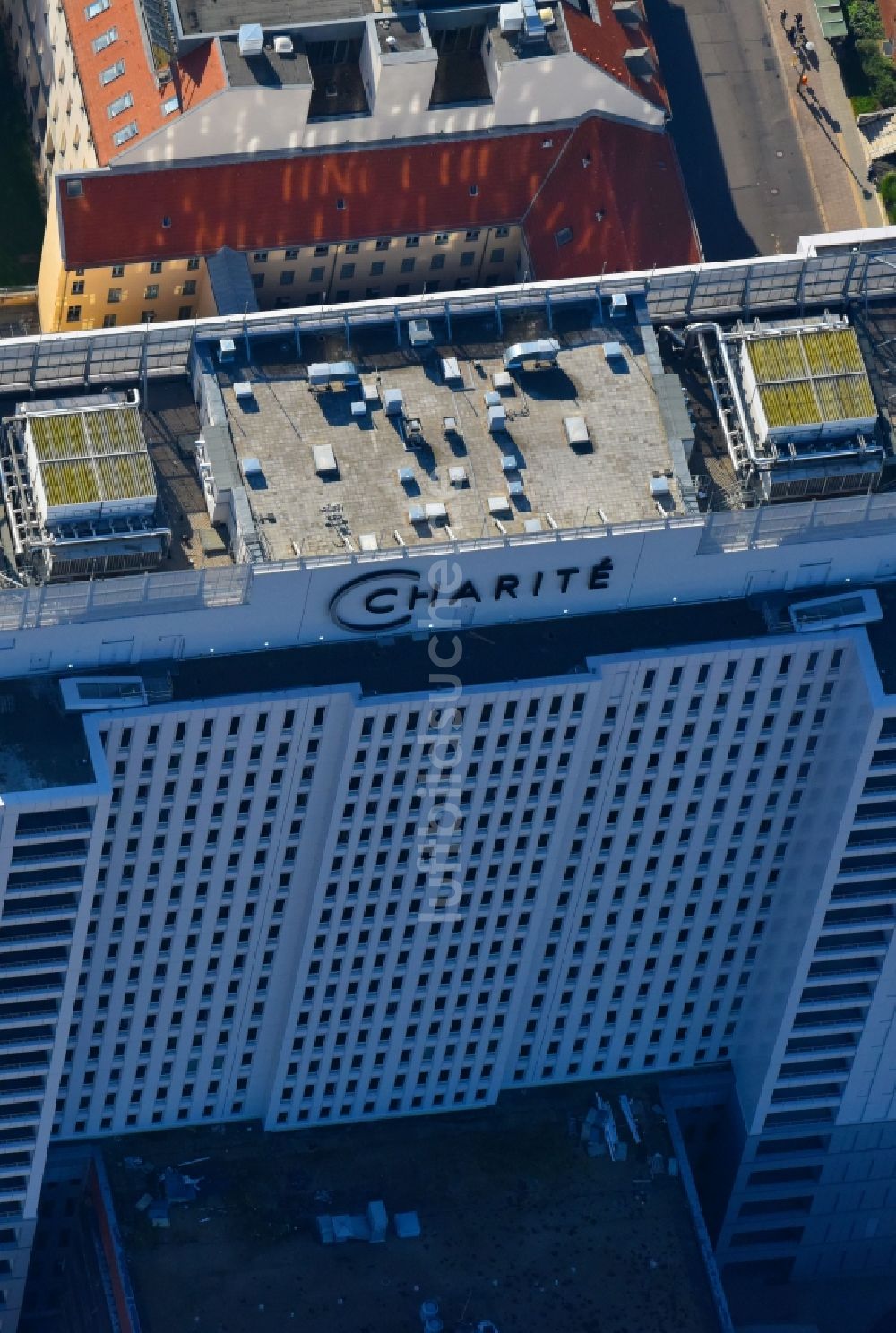 Luftaufnahme Berlin - Hochhaus des Bettenturmes im Universitätsklinikum Campus Charite Mitte ( CCM ) im Ortsteil Mitte in Berlin