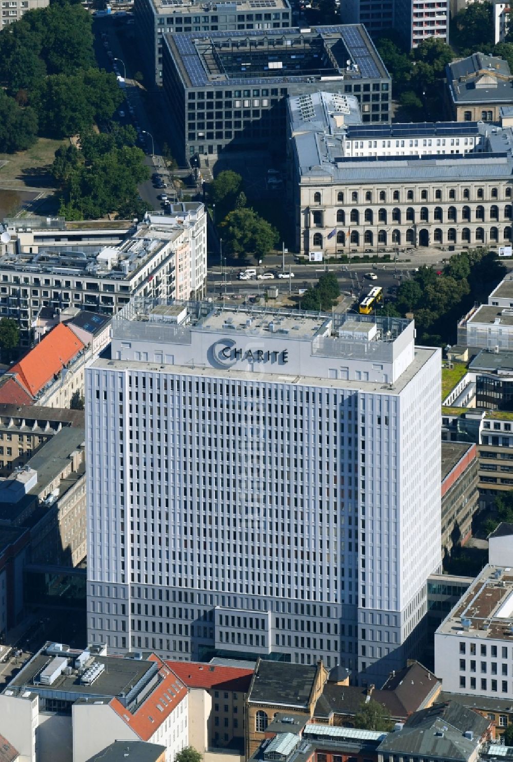 Berlin von oben - Hochhaus des Bettenturmes im Universitätsklinikum Campus Charite Mitte ( CCM ) im Ortsteil Mitte in Berlin