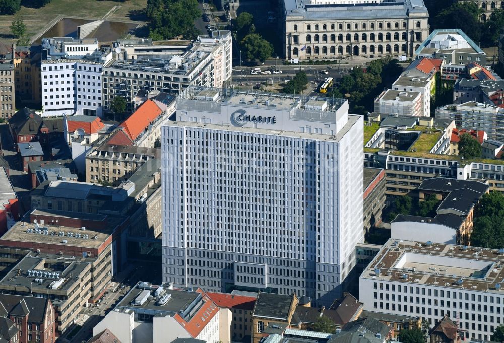 Berlin aus der Vogelperspektive: Hochhaus des Bettenturmes im Universitätsklinikum Campus Charite Mitte ( CCM ) im Ortsteil Mitte in Berlin