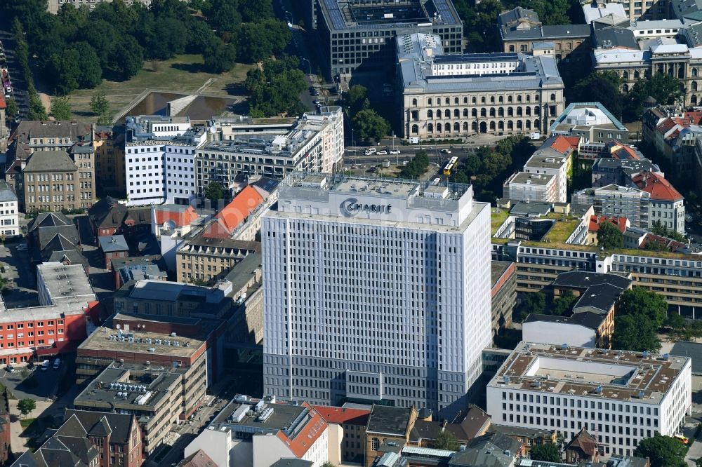 Luftbild Berlin - Hochhaus des Bettenturmes im Universitätsklinikum Campus Charite Mitte ( CCM ) im Ortsteil Mitte in Berlin