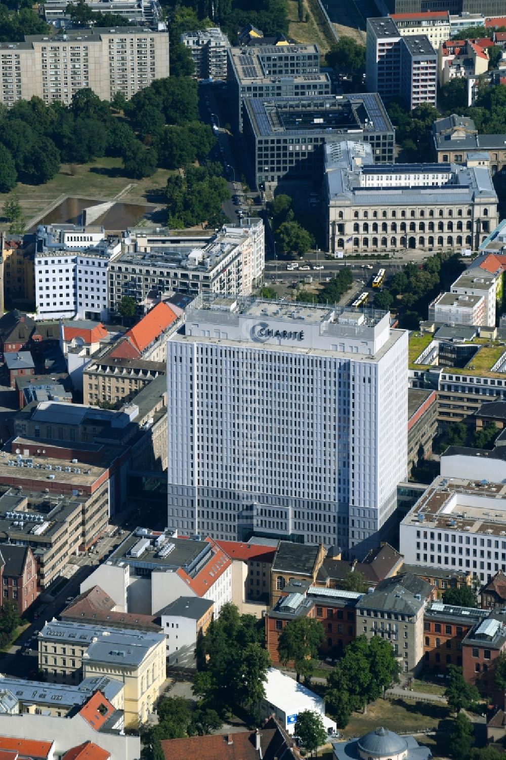 Luftaufnahme Berlin - Hochhaus des Bettenturmes im Universitätsklinikum Campus Charite Mitte ( CCM ) im Ortsteil Mitte in Berlin