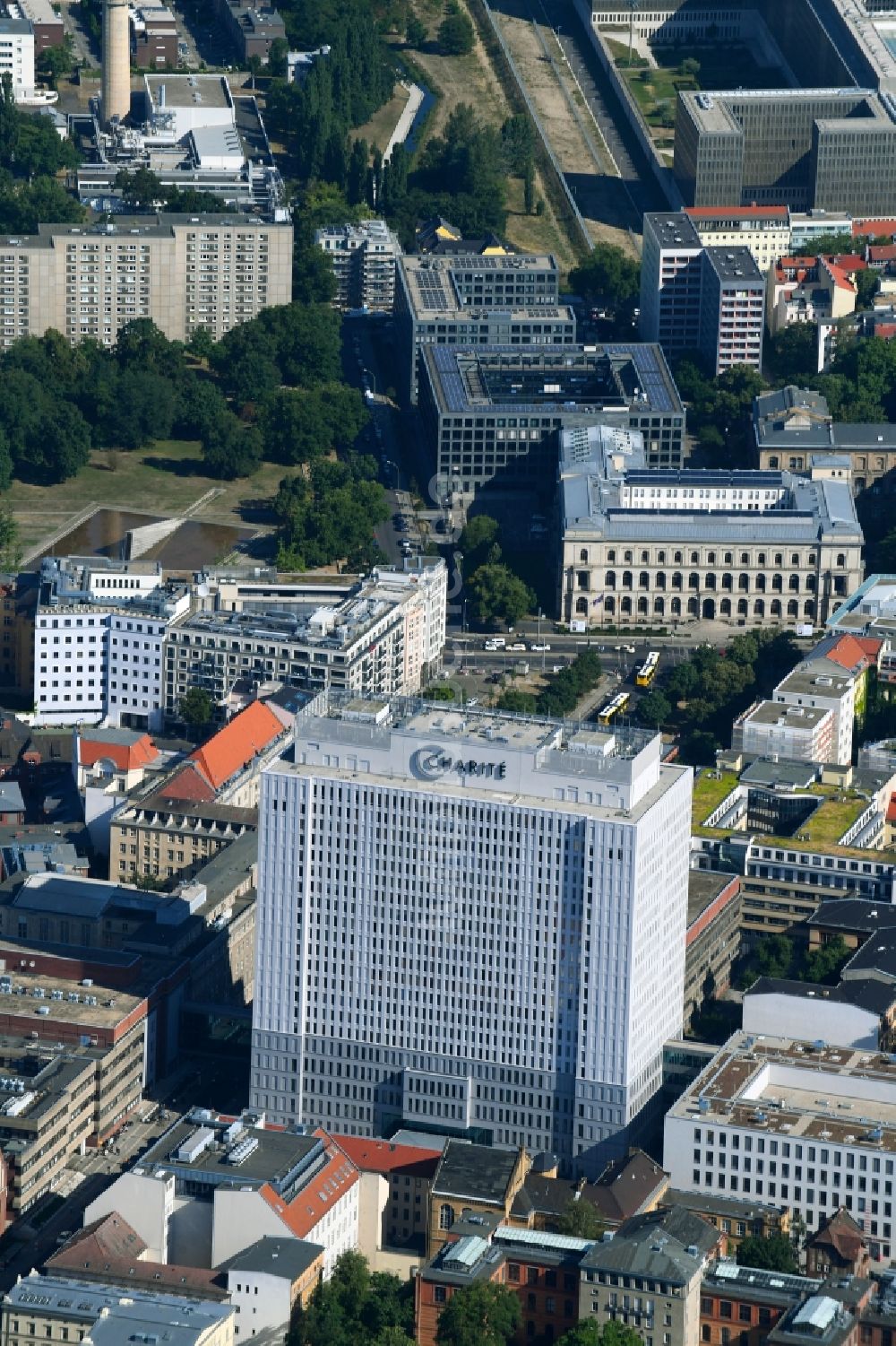 Berlin von oben - Hochhaus des Bettenturmes im Universitätsklinikum Campus Charite Mitte ( CCM ) im Ortsteil Mitte in Berlin