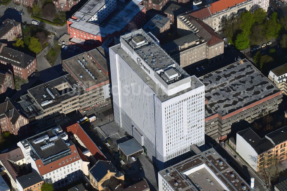 Luftaufnahme Berlin - Hochhaus des Bettenturmes im Universitätsklinikum Campus Charite Mitte ( CCM ) im Ortsteil Mitte in Berlin