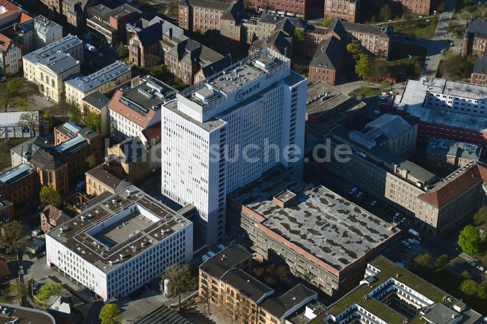 Berlin von oben - Hochhaus des Bettenturmes im Universitätsklinikum Campus Charite Mitte ( CCM ) im Ortsteil Mitte in Berlin