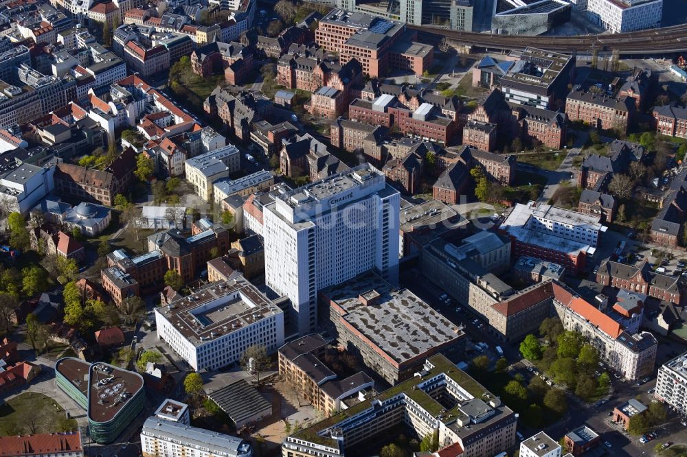 Berlin aus der Vogelperspektive: Hochhaus des Bettenturmes im Universitätsklinikum Campus Charite Mitte ( CCM ) im Ortsteil Mitte in Berlin