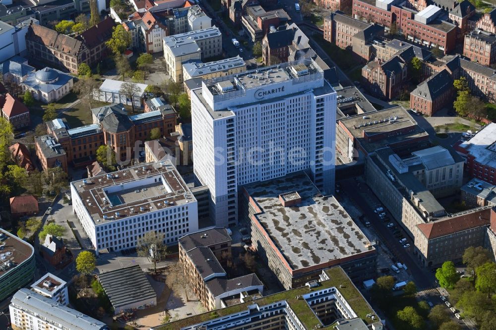 Luftbild Berlin - Hochhaus des Bettenturmes im Universitätsklinikum Campus Charite Mitte ( CCM ) im Ortsteil Mitte in Berlin