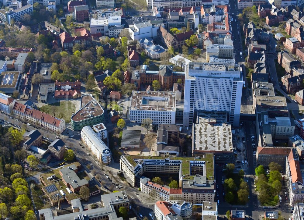 Luftaufnahme Berlin - Hochhaus des Bettenturmes im Universitätsklinikum Campus Charite Mitte ( CCM ) im Ortsteil Mitte in Berlin