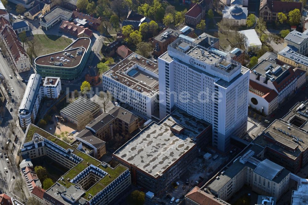 Berlin aus der Vogelperspektive: Hochhaus des Bettenturmes im Universitätsklinikum Campus Charite Mitte ( CCM ) im Ortsteil Mitte in Berlin