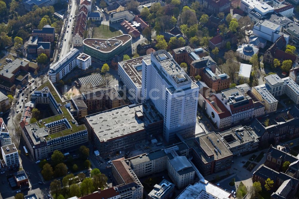 Luftbild Berlin - Hochhaus des Bettenturmes im Universitätsklinikum Campus Charite Mitte ( CCM ) im Ortsteil Mitte in Berlin