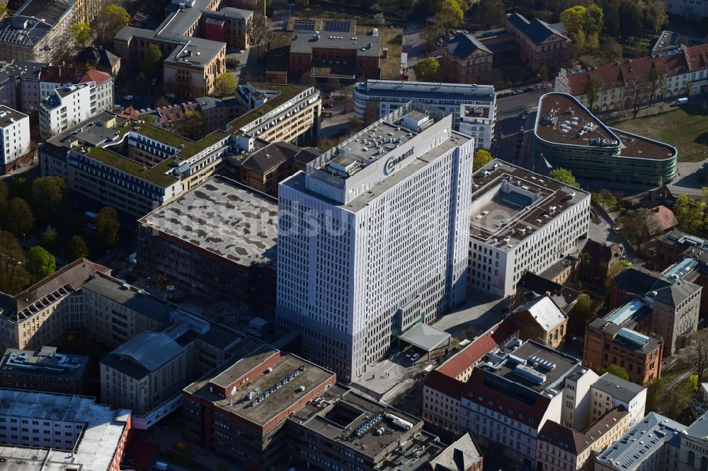 Berlin von oben - Hochhaus des Bettenturmes im Universitätsklinikum Campus Charite Mitte ( CCM ) im Ortsteil Mitte in Berlin