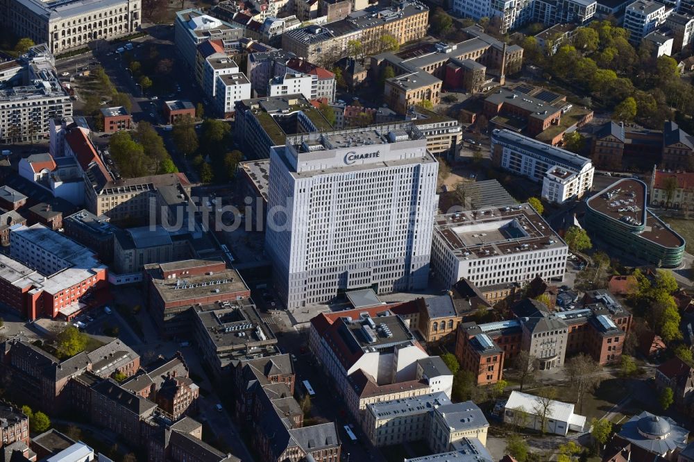 Luftbild Berlin - Hochhaus des Bettenturmes im Universitätsklinikum Campus Charite Mitte ( CCM ) im Ortsteil Mitte in Berlin