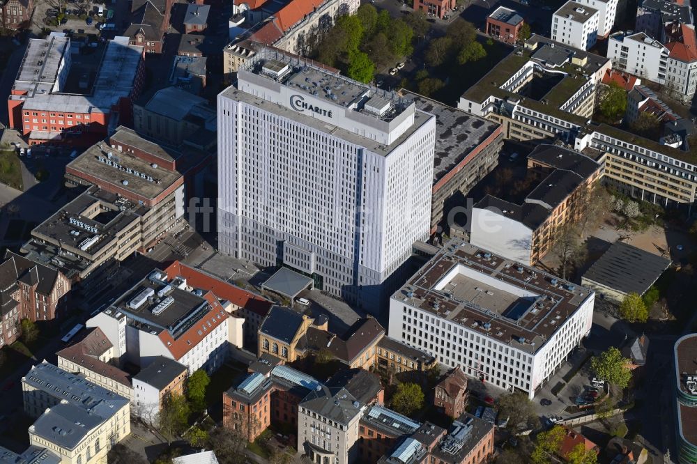 Berlin aus der Vogelperspektive: Hochhaus des Bettenturmes im Universitätsklinikum Campus Charite Mitte ( CCM ) im Ortsteil Mitte in Berlin