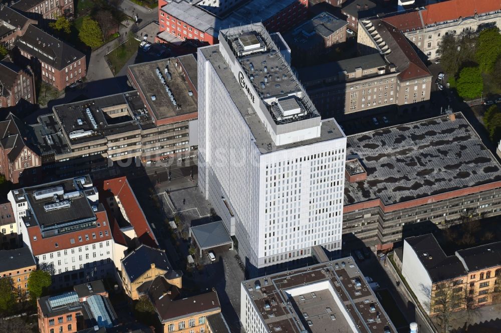 Luftaufnahme Berlin - Hochhaus des Bettenturmes im Universitätsklinikum Campus Charite Mitte ( CCM ) im Ortsteil Mitte in Berlin