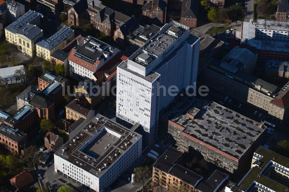 Berlin von oben - Hochhaus des Bettenturmes im Universitätsklinikum Campus Charite Mitte ( CCM ) im Ortsteil Mitte in Berlin