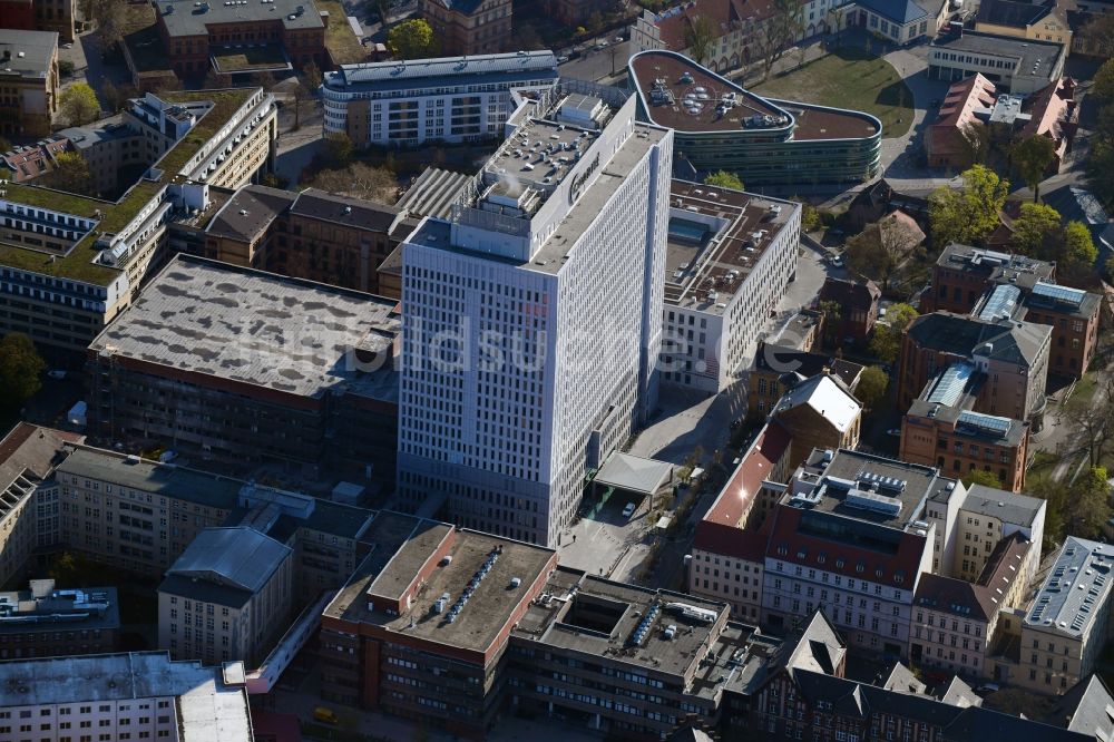 Luftbild Berlin - Hochhaus des Bettenturmes im Universitätsklinikum Campus Charite Mitte ( CCM ) im Ortsteil Mitte in Berlin