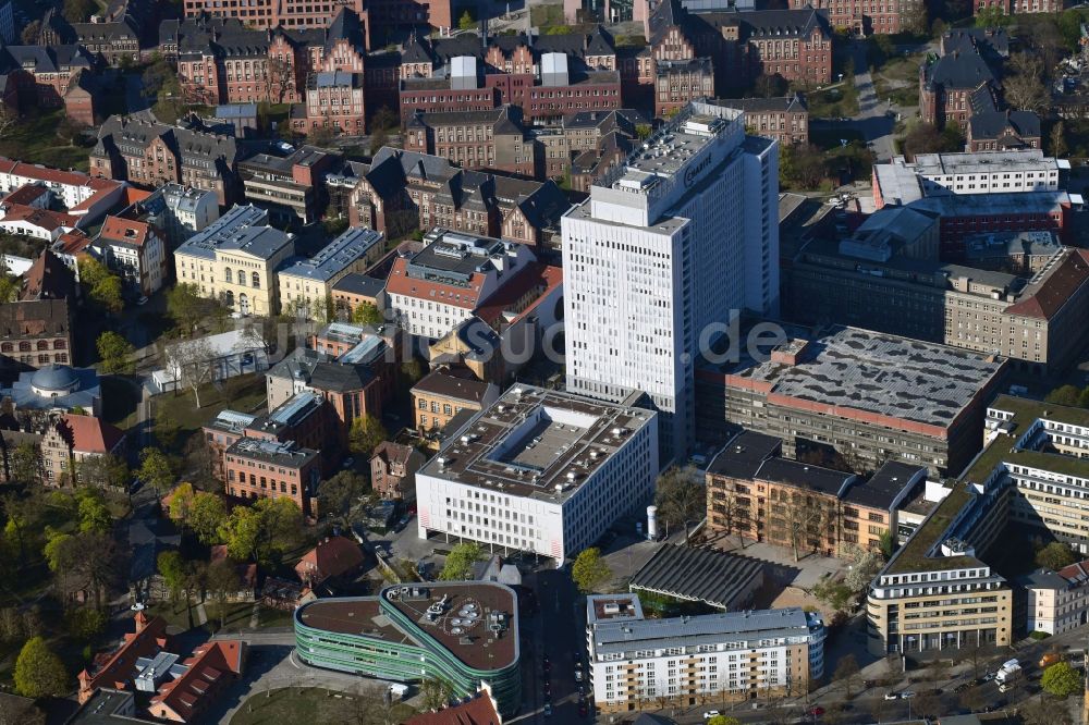 Luftaufnahme Berlin - Hochhaus des Bettenturmes im Universitätsklinikum Campus Charite Mitte ( CCM ) im Ortsteil Mitte in Berlin