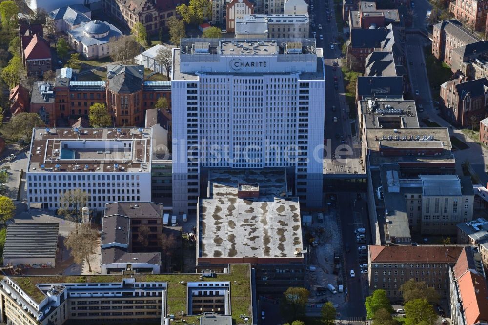 Berlin von oben - Hochhaus des Bettenturmes im Universitätsklinikum Campus Charite Mitte ( CCM ) im Ortsteil Mitte in Berlin