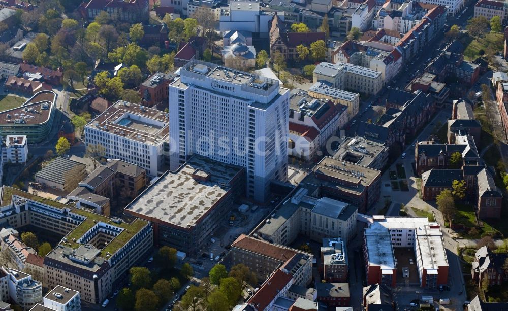 Berlin aus der Vogelperspektive: Hochhaus des Bettenturmes im Universitätsklinikum Campus Charite Mitte ( CCM ) im Ortsteil Mitte in Berlin