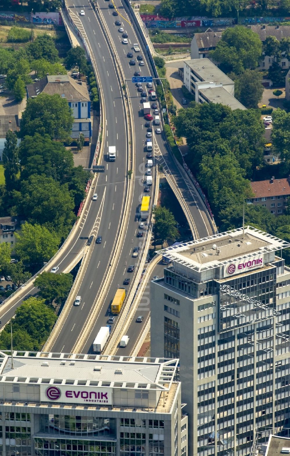 Essen von oben - Hochhaus und Bürogebäude der Evonik Industries AG in Essen im Bundesland Nordrhein-Westfalen