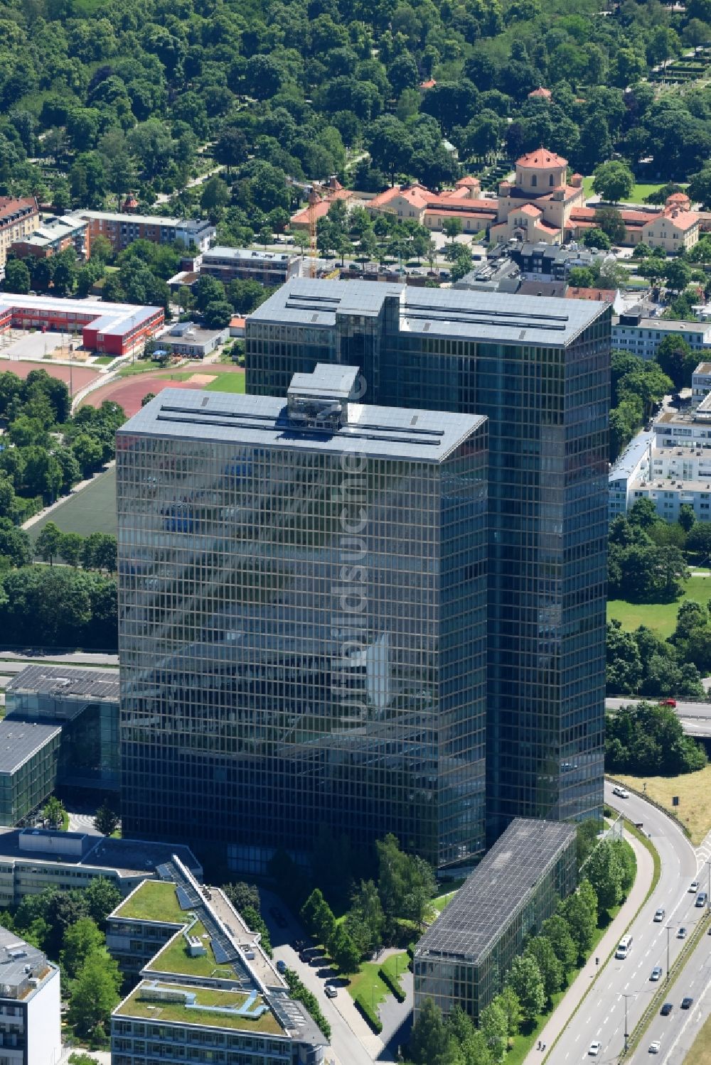 München von oben - Hochhaus- Emsemble Highlight Towers in München im Bundesland Bayern