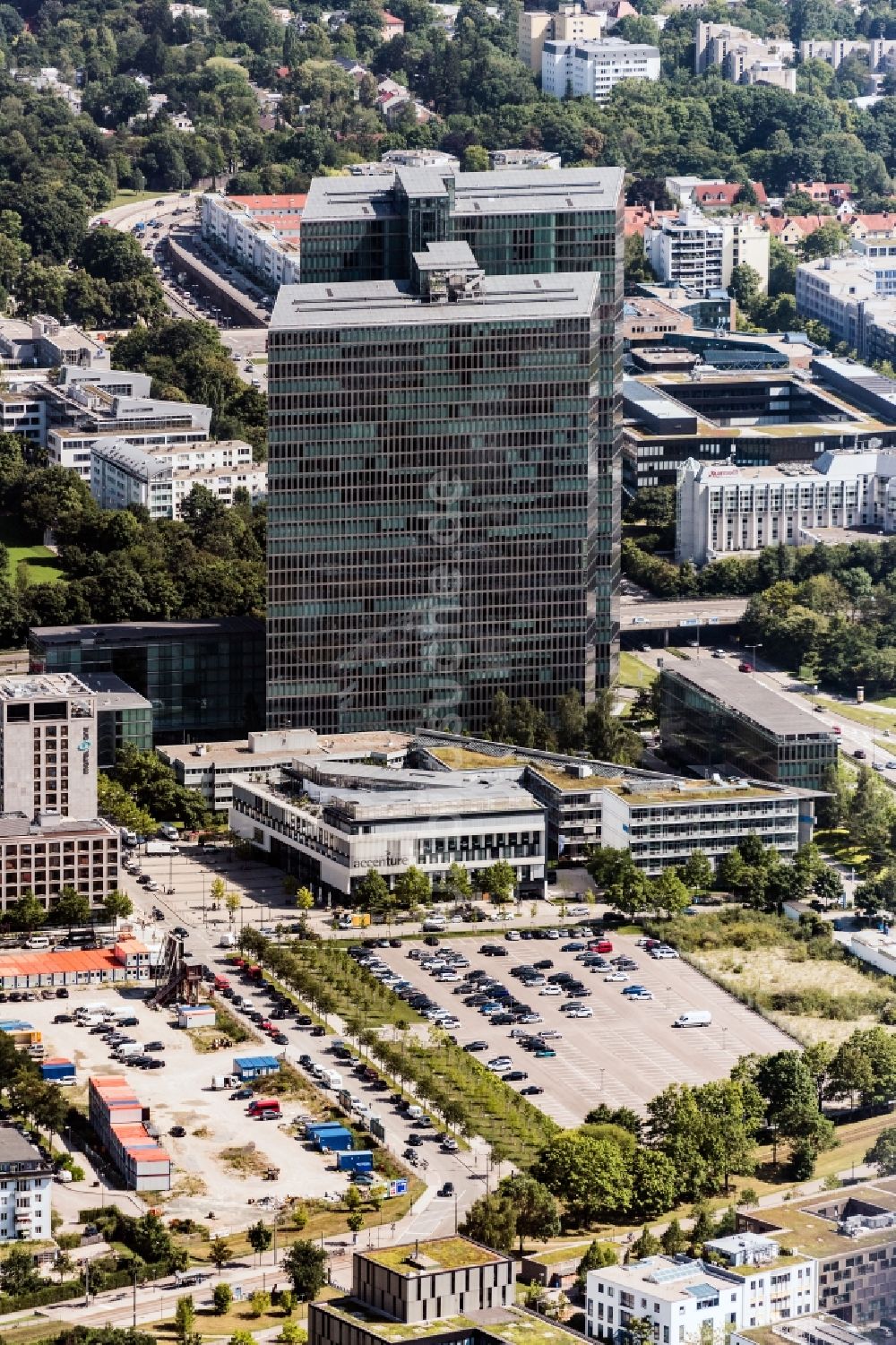 München von oben - Hochhaus- Emsemble Highlight Towers in München im Bundesland Bayern