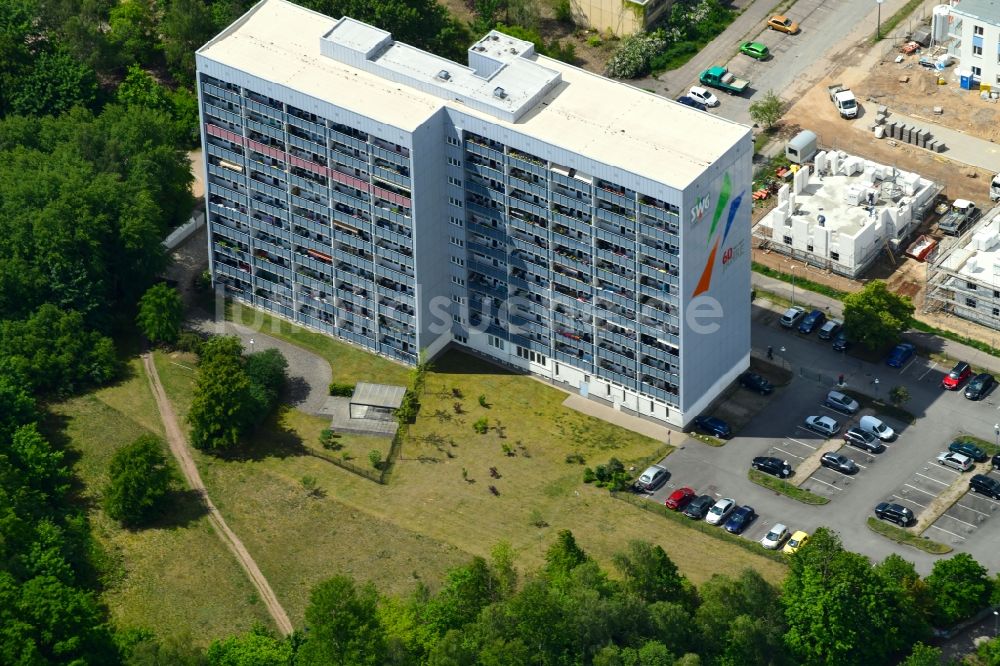 Schwerin aus der Vogelperspektive: Hochhaus- Ensemble Anne-Frank-Straße - Bernhard-Schwentner-Straße in Schwerin im Bundesland Mecklenburg-Vorpommern, Deutschland