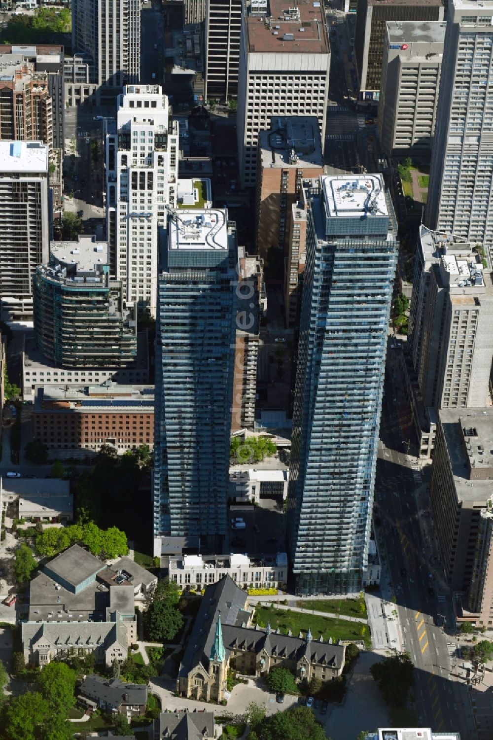 Toronto von oben - Hochhaus- Ensemble der Bay Street im Ortsteil Yorkville in Toronto in Ontario, Kanada