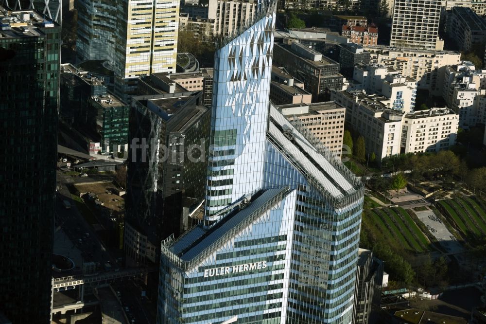 Paris Courbevoie von oben - Hochhaus- Ensemble der Bürogebäude der Ernst & Young und EULER HERMES im Tour First am Place des Saisons in Paris Courbevoie in Ile-de-France, Frankreich