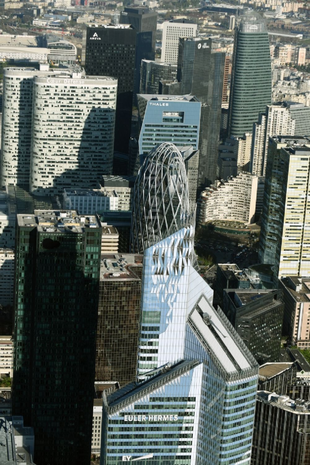 Paris Courbevoie aus der Vogelperspektive: Hochhaus- Ensemble der Bürogebäude der Ernst & Young und EULER HERMES im Tour First am Place des Saisons in Paris Courbevoie in Ile-de-France, Frankreich