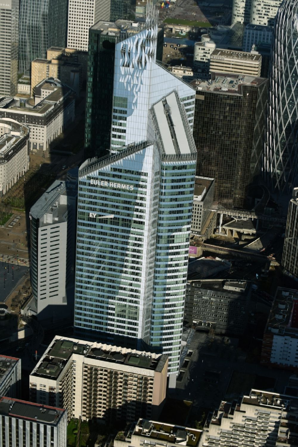 Luftbild Paris Courbevoie - Hochhaus- Ensemble der Bürogebäude der Ernst & Young und EULER HERMES im Tour First am Place des Saisons in Paris Courbevoie in Ile-de-France, Frankreich