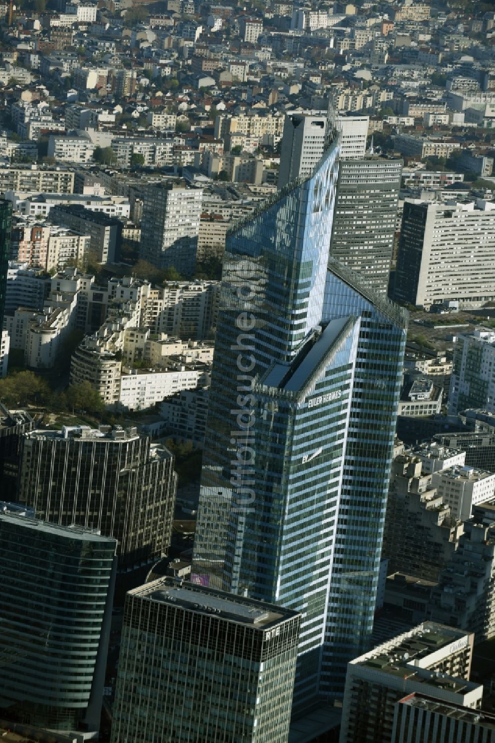 Luftaufnahme Paris Courbevoie - Hochhaus- Ensemble der Bürogebäude der Ernst & Young und EULER HERMES im Tour First am Place des Saisons in Paris Courbevoie in Ile-de-France, Frankreich