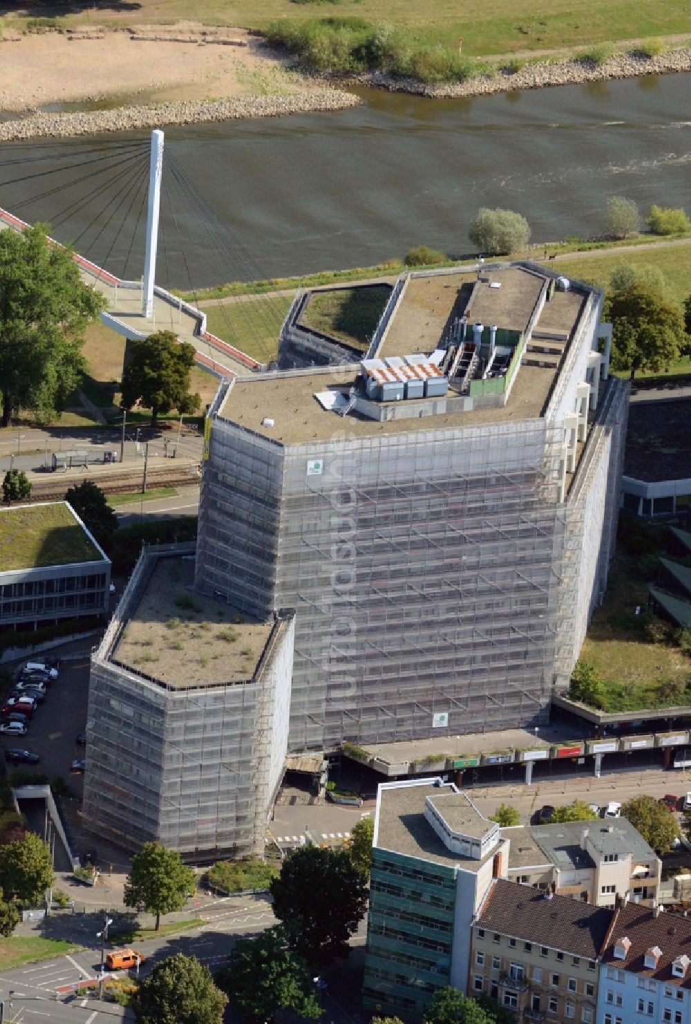 Mannheim von oben - Hochhaus- Ensemble der Collini Center am Cahn-Carnier-Ufer in Mannheim im Bundesland Baden-Württemberg