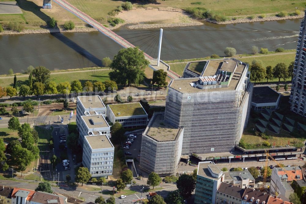 Mannheim aus der Vogelperspektive: Hochhaus- Ensemble der Collini Center am Cahn-Carnier-Ufer in Mannheim im Bundesland Baden-Württemberg