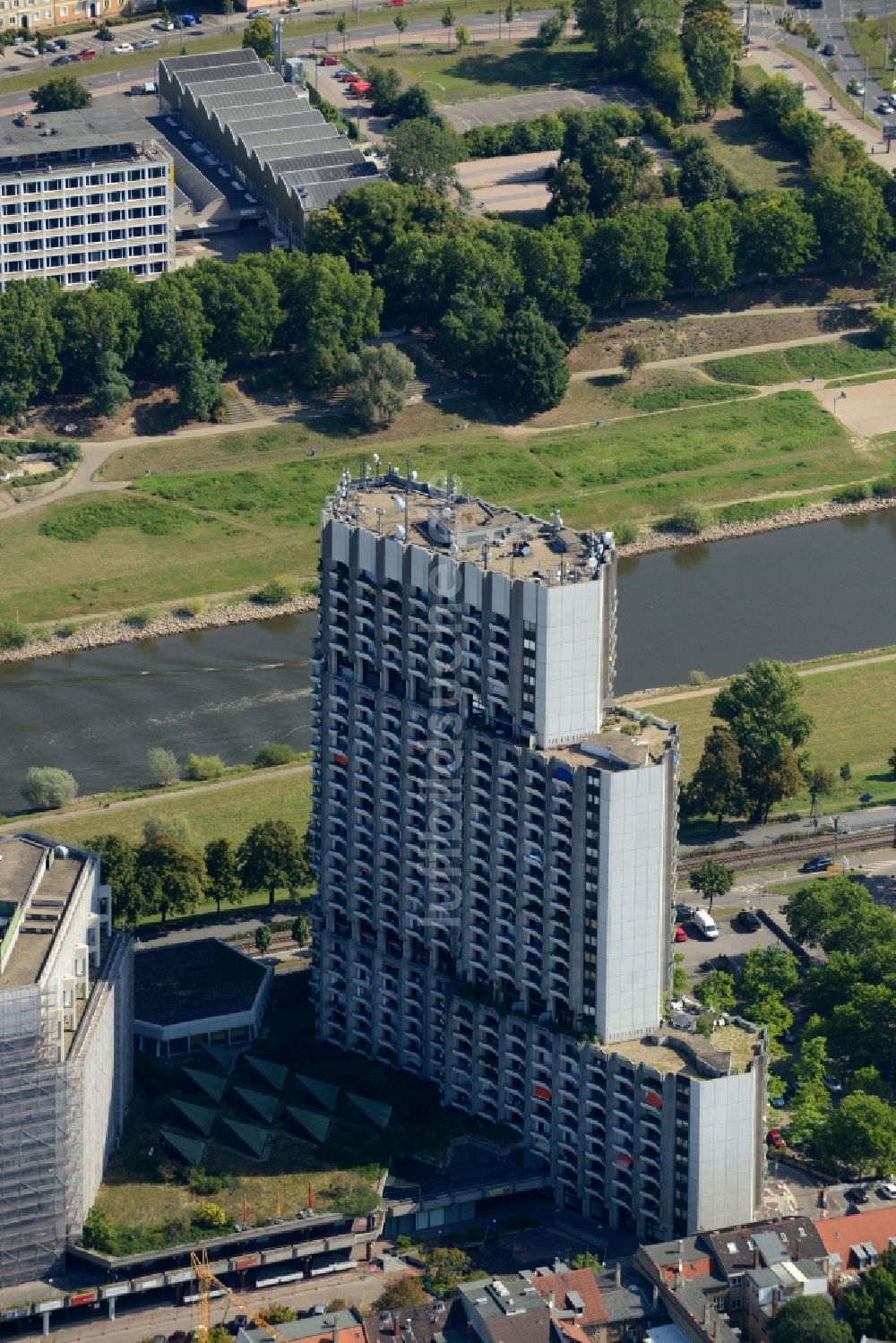 Luftaufnahme Mannheim - Hochhaus- Ensemble der Collini Center am Cahn-Carnier-Ufer in Mannheim im Bundesland Baden-Württemberg