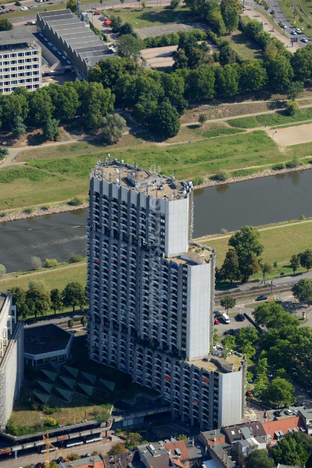 Mannheim von oben - Hochhaus- Ensemble der Collini Center am Cahn-Carnier-Ufer in Mannheim im Bundesland Baden-Württemberg