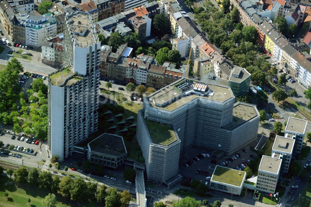 Mannheim von oben - Hochhaus- Ensemble der Collini Center am Cahn-Carnier-Ufer in Mannheim im Bundesland Baden-Württemberg