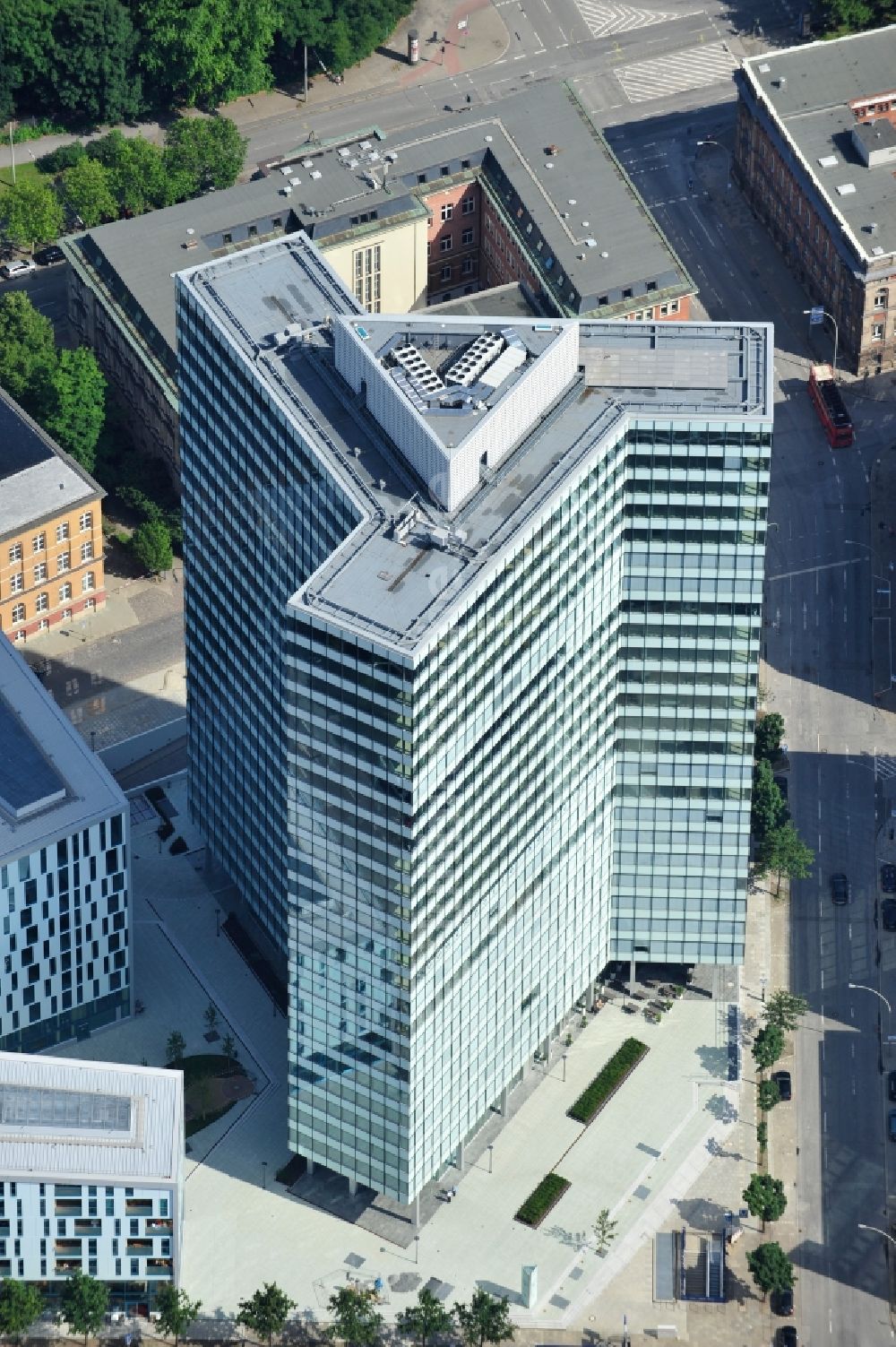 Hamburg von oben - Hochhaus- Ensemble Emporio-Hochhaus im Ortsteil Neustadt in Hamburg, Deutschland