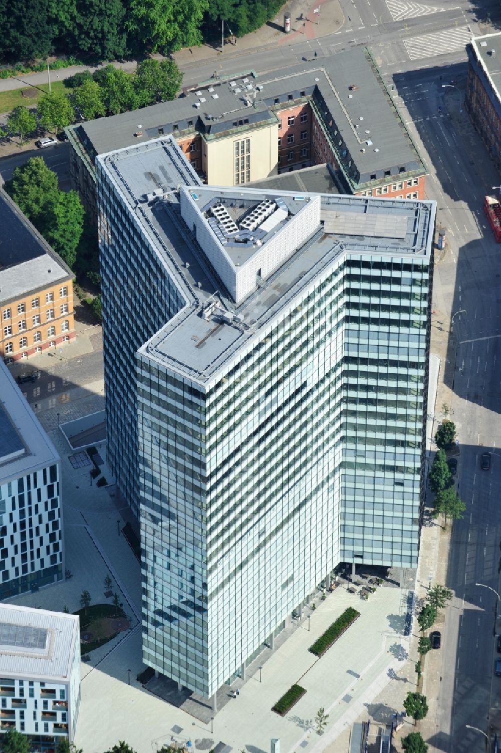 Hamburg aus der Vogelperspektive: Hochhaus- Ensemble Emporio-Hochhaus im Ortsteil Neustadt in Hamburg, Deutschland