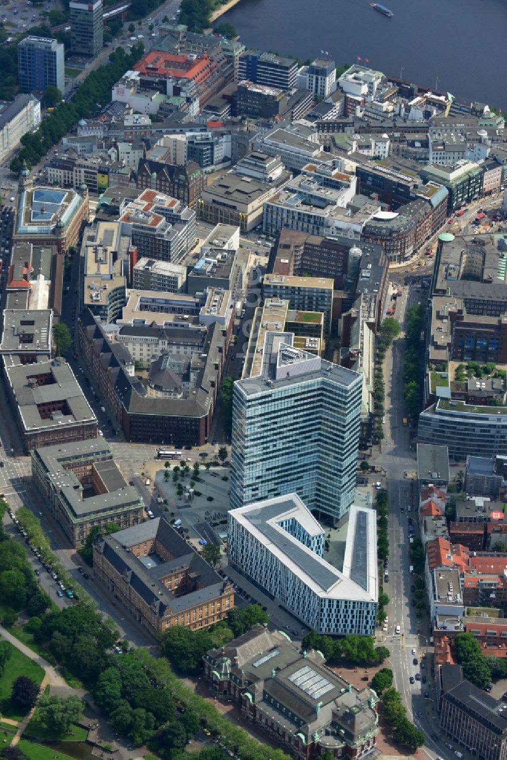 Hamburg von oben - Hochhaus- Ensemble Emporio-Hochhaus im Ortsteil Neustadt in Hamburg, Deutschland