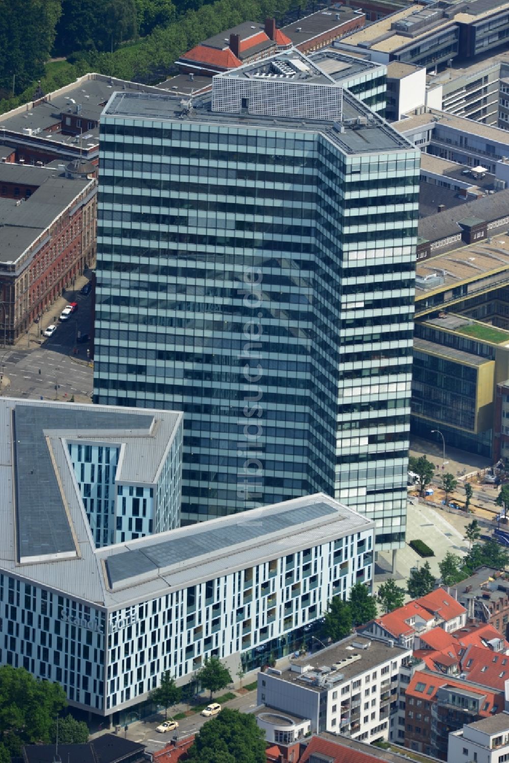 Hamburg von oben - Hochhaus- Ensemble Emporio-Hochhaus im Ortsteil Neustadt in Hamburg, Deutschland