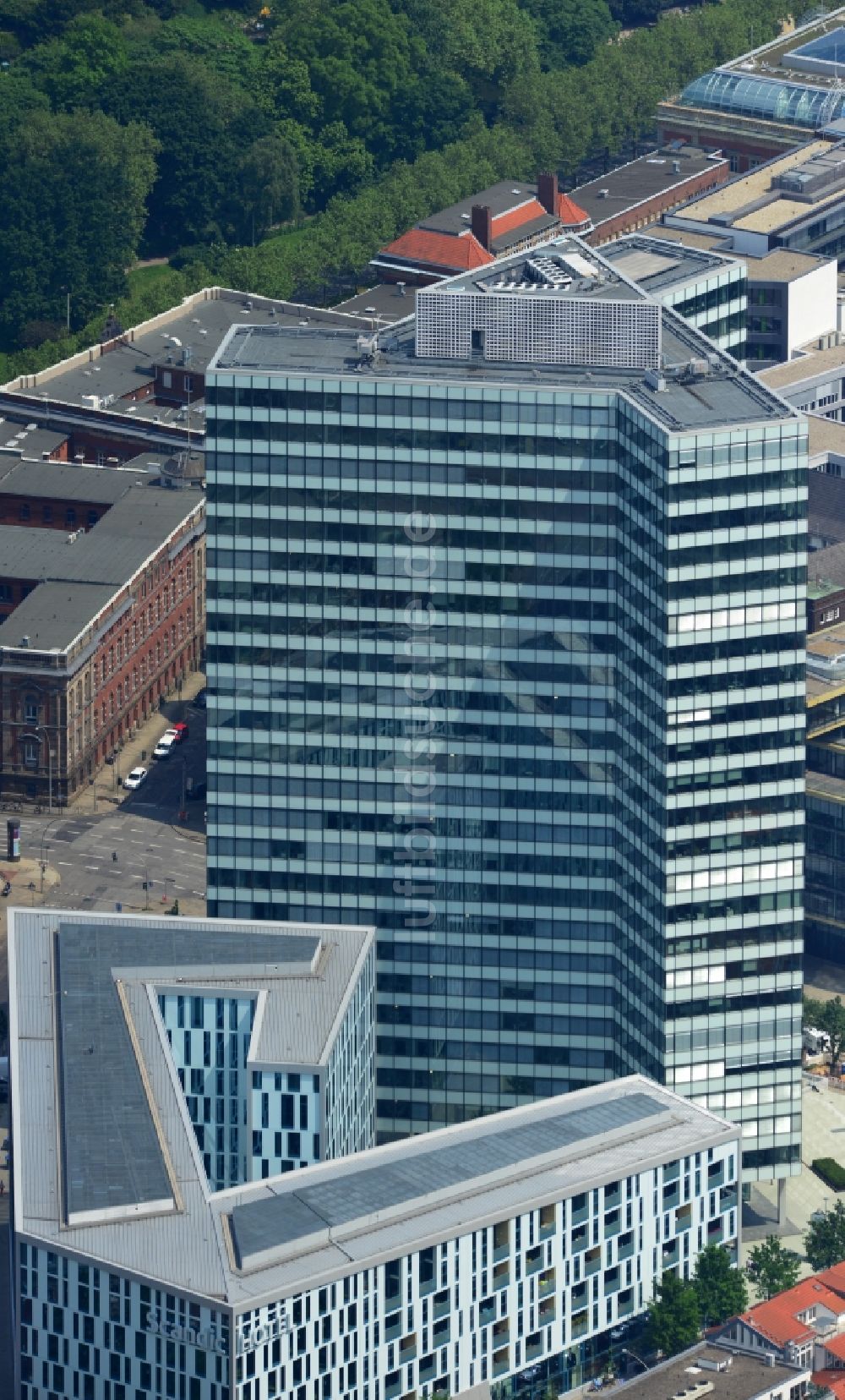 Hamburg aus der Vogelperspektive: Hochhaus- Ensemble Emporio-Hochhaus im Ortsteil Neustadt in Hamburg, Deutschland