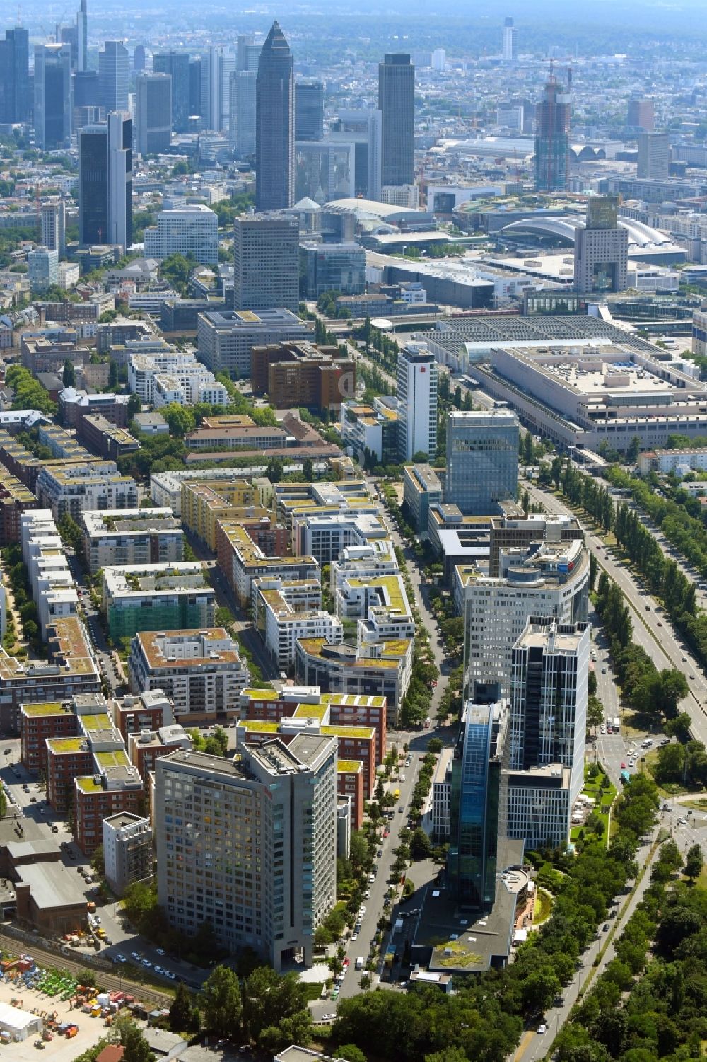 Frankfurt am Main aus der Vogelperspektive: Hochhaus- Ensemble entlang der Franklinstraße in Frankfurt am Main im Bundesland Hessen, Deutschland