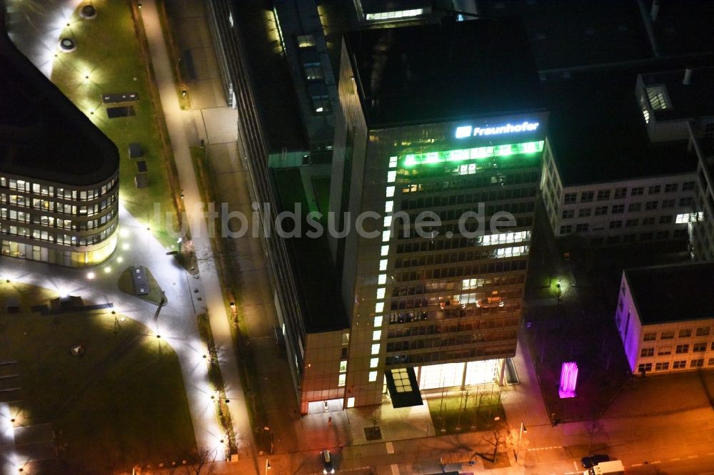 München von oben - Hochhaus- Ensemble des Fraunhofer-Institut für Zuverlässigkeit und Mikrointegration IZM in München im Bundesland Bayern