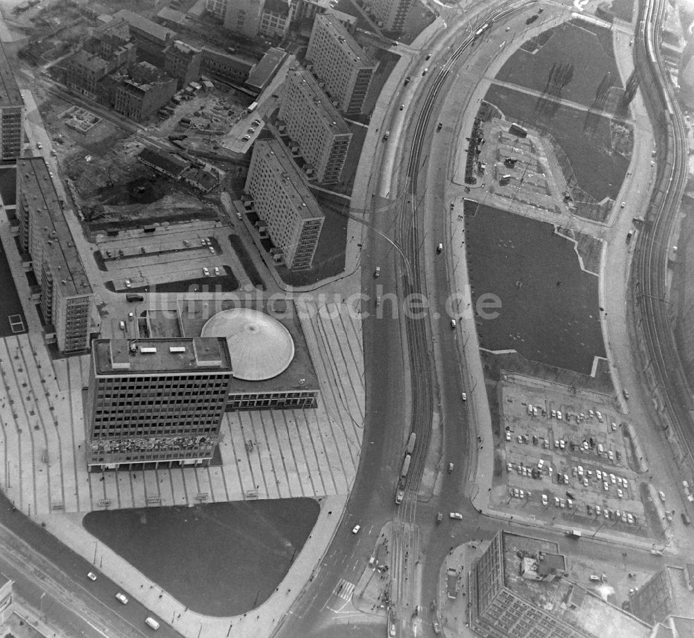 Luftaufnahme Berlin - Hochhaus- Ensemble Haus des Lehrers und Kongreßhalle im Ortsteil Mitte in Berlin, Deutschland