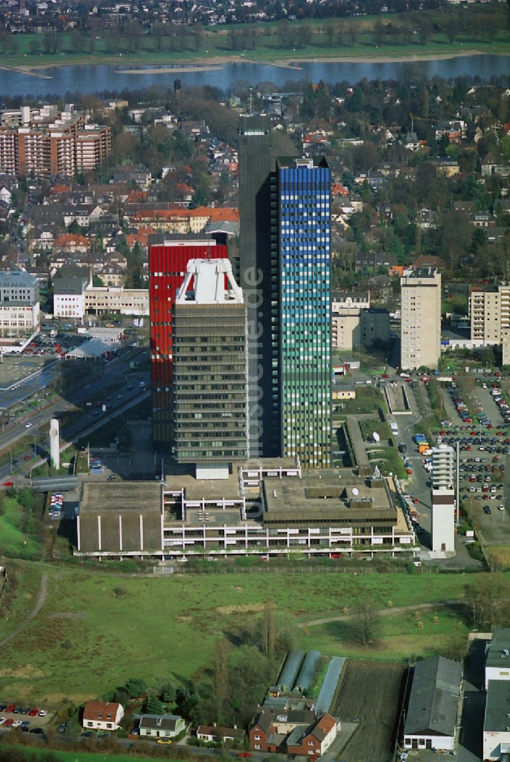 Luftaufnahme Köln - Hochhaus- Ensemble der Mediengebäude des es Deutschlandfunk (DLF) und der Deutschen Welle im Bundesland Nordrhein-Westfalen (NRW)