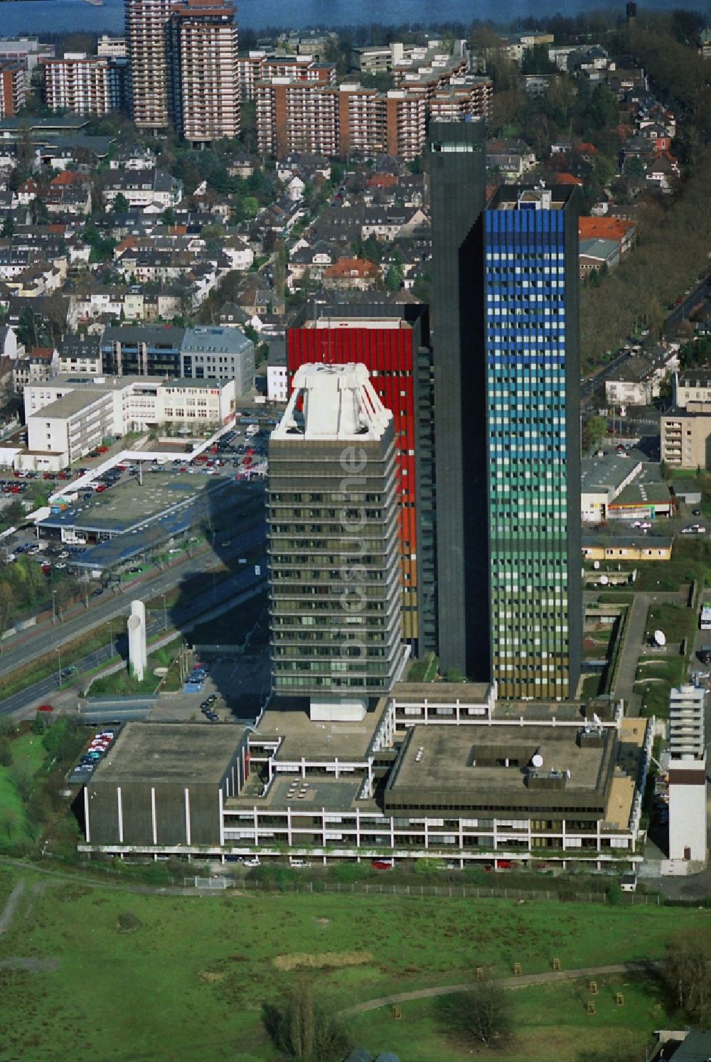 Köln von oben - Hochhaus- Ensemble der Mediengebäude des es Deutschlandfunk (DLF) und der Deutschen Welle im Bundesland Nordrhein-Westfalen (NRW)